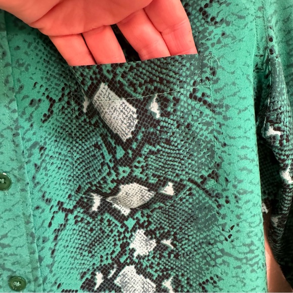 Equipment Silk Blouse Kelly Green Snake Print - Picture 5 of 14